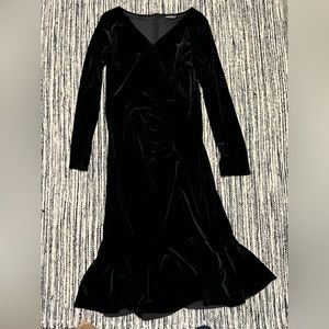 Black Ruffle Hem Detailed Velvet Dress from Shein. Size Large (US: 8/10)